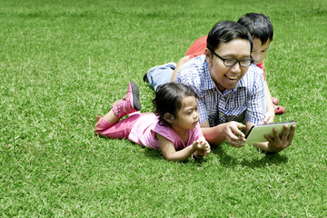 Naklejka na ściany i meble Szczęśliwy ojciec i dzieci, outdoor z cyfrowym tablecie