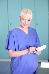 junge krankenschwester mit blonden kurzen haaren