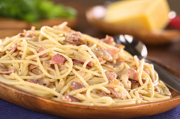 Spaghetti alla Carbonara served on wooden plate