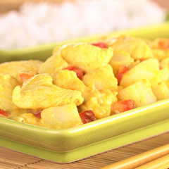 Chicken-mango curry with red bell pepper and potatoes