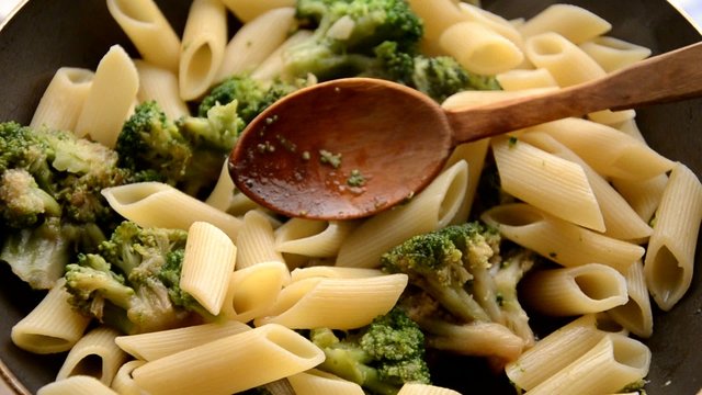 Pasta con i broccoli Pasta with broccoli 面食与西兰花