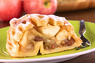 Apple strudel with raisins