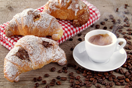 caffe espresso con cornetti