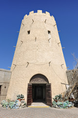 Fototapeta na wymiar Starych tradycyjnych strażnica w Abu Dhabi