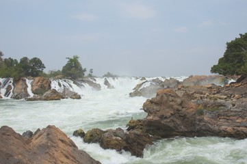 Fototapeta na wymiar Si Phan Don, Wodospady w Panorama, Champasak, Laos