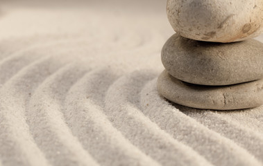Fototapeta na wymiar galets zen en équilibre dans le sable réflexion