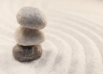 pierres en équilibre dans le sable fin
