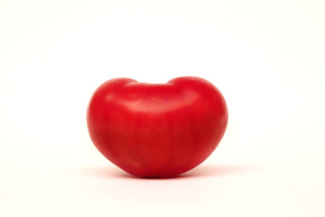 Tomate con forma de corazón aislado sobre fondo blanco