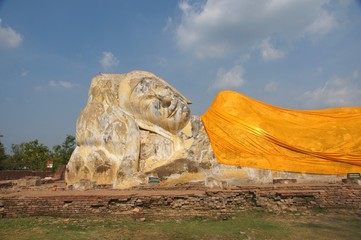 Lying buddha figure at wat lokayasutharam