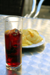 Verre de sangria et chips