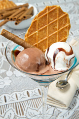 coppetta di gelato vaniglia e cioccolato