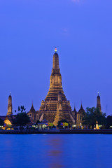 Fototapeta premium Wat Arun at twilight in Bangkok, Thailand