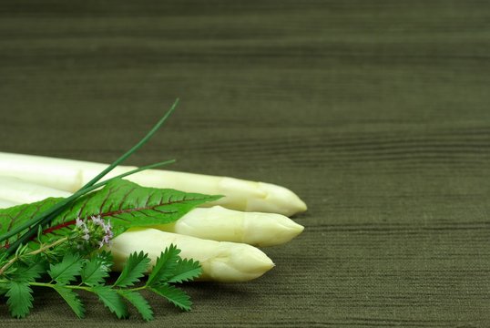 deutscher Spargel mit Kr&auml;uter