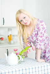 Fototapeta na wymiar Blond woman leaning on the table