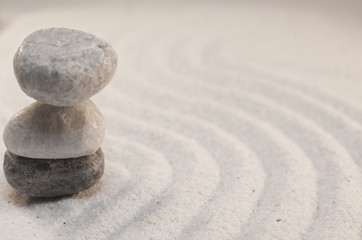 Fototapeta na wymiar galets en équilibre dans le sable fin