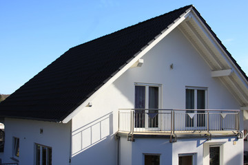 ein neues Haus im Sonnenschein