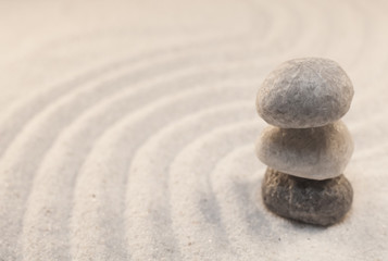 pierres en équilibre dans le sable blanc