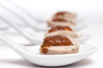 Nahaufnahme Löffel mit Weißwurst und Senf