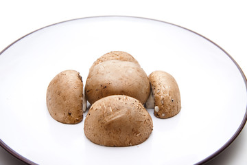Halbe Champignons auf Teller
