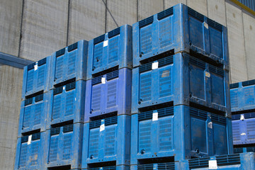 cajas de campo sucias en  exterior cooperativa