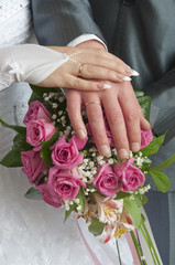 Obraz na płótnie Canvas Wedding couple showing rings