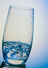 Glas eiskalten Wassers