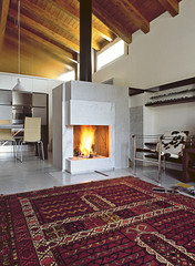 camino acceso in soggiorno moderno in mansarda