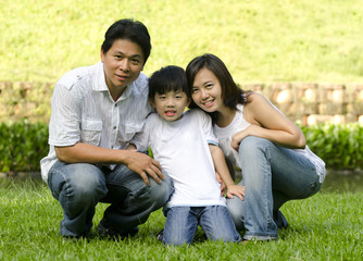 Fototapeta premium asian family with green background