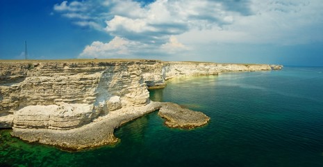 Fototapeta na wymiar emerald sea coast panorama