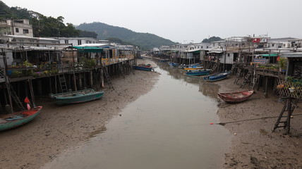 Fototapeta na wymiar Domy Cyna i małe łodzie Tai O wiosce rybackiej. Hong Kong.