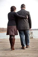 Mann hilft Frau beim gehen