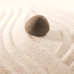 Fototapeta na wymiar pierre dans le sable
