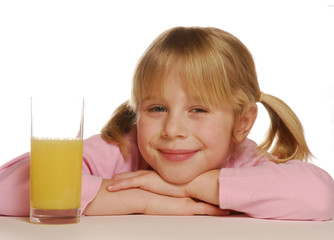 Pequeña niña bebiendo jugo de naranja,