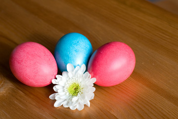 Obraz na płótnie Canvas easter eggs on the table with flower
