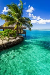 Papier Peint photo Bora Bora, Polynésie française Villa tropicale et palmier à côté du lagon vert