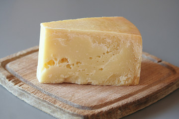 formaggio stagionato su tagliere di legno