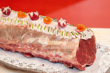 Roti de boeuf décoré sur l'etal d'un boucher.