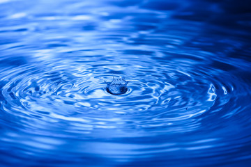 Naklejka na ściany i meble Closeup of water splash in blue tonality