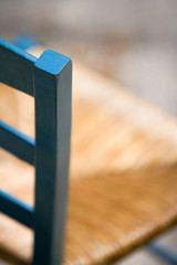 La silla azul vertical.