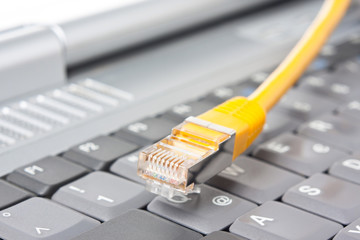 Netzwerkkabel vor einer Tastatur