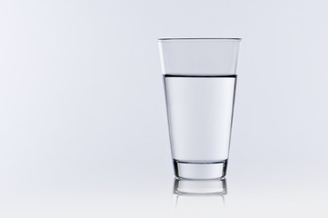 Wasserglas mit graumen Hintergrund