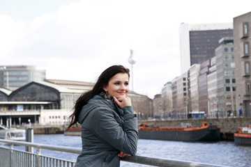Fototapeta na wymiar junge Frau steht am Ufer der Havel in Berlin