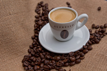 Espresso mit Bohnen auf Leinen