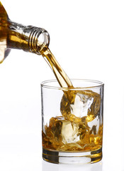 Sirviendo whisky,bebida alcohólica.