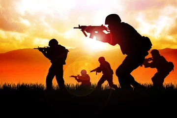 Poster Im Rahmen Silhouettenillustration von Soldaten auf dem Feld © rudall30
