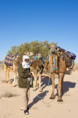 Bédouin et ses dromadaires dans le désert #2