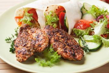 Spicy chicken breasts with vegetable salad