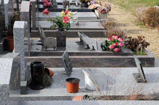 Val d Oise, old tomb in Courdimanche cemetery