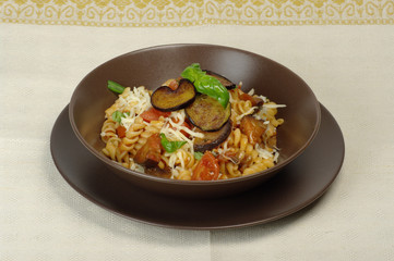 piatto di fusilli alla Norma su tovaglia di lino