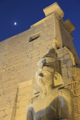 Obraz premium Night view of the statue of Ramses II. (Luxor, Egypt)